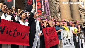 RCA員工關懷協會、工殤協會在高院前呼喊口號。潘千詩 攝