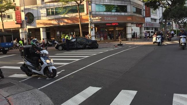 北市公車撞汽車　一重傷三輕傷