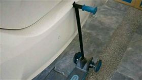 轎車,滑板車,外殼,悲劇,手把,插入　圖／翻攝自臉書爆料公社