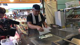 林志穎的哥哥林志杰做腸粉，在四平街擺攤。