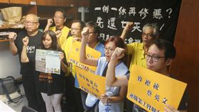 勞團要求政府先還7天假一例一休修法傳言不斷，勞團3日召開聯合記者會，要求政府先還給勞工7天假，同時發行記載著全台產職業工人血淚的產職業聯合刊物，要將刊物寄給總統蔡英文、行政院長賴清德與勞動部長林美珠。中央社記者徐肇昌攝  106年10月3日