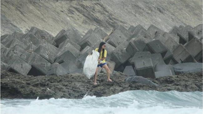 女垃圾丟入大海　背後真相是為了爸爸