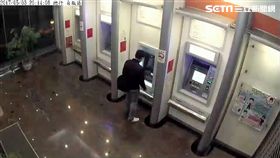 四海幫青壯會成員彭馬潤智、宋憲庠等人，平時從事販毒、暴力討債及詐欺等行徑，警方歷經連月蒐證，日前逮獲彭、宋兩人及幫眾，還在兩人皮夾內搜出統促黨名片，全案訊後依組織犯罪、恐嚇取財、妨害自由、傷害、毒品、詐欺等罪送辦（翻攝畫面）