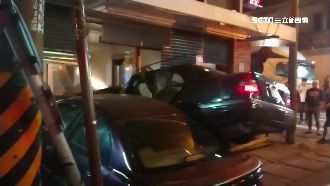 沒煞車撞民宅　賓士停門口慘被撞進屋