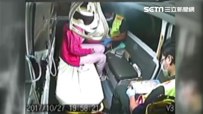 三角戀！情敵談判…女大生遭扯髮撞牆