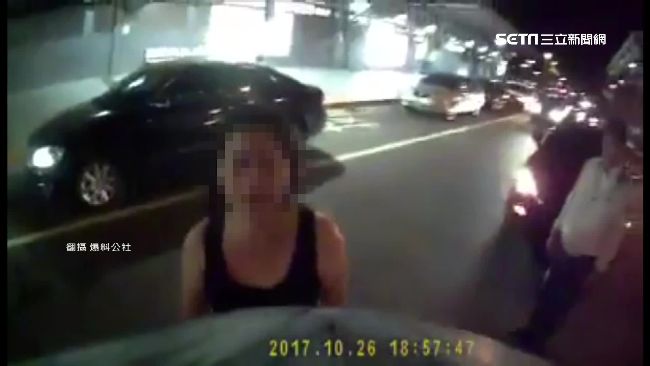 婦人車停大馬路　攔下重機「講道理」