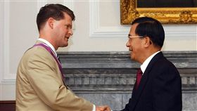 薛瑞福（Randall Schriver）2005年7月12日與台灣總統陳水扁會晤時在台北握手。（路透社／達志影像）