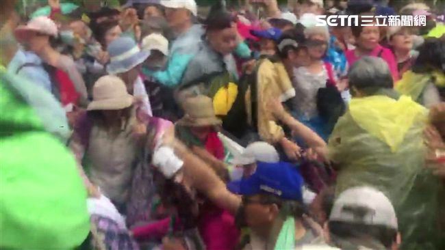 活動失控！長者跌傷、民眾嗆柯P下台
