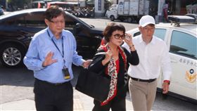 慶富案　陳慶男等3被告報到為海軍和海巡署造艦的慶富造船公司爆發財務危機及涉詐貸案，慶富董事長陳慶男（左）、陳妻（中）及其子副董事長陳偉志（右）27日到高雄市警察局前鎮分局復興路派出所向警方報到。中央社記者董俊志攝　106年10月27日