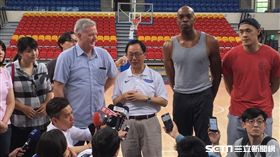 丁守中　王鴻薇　戴維斯　世大運籃球場館　研究室提供