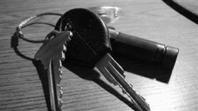 鑰匙
https://www.flickr.com/photos/sr/2719031/in/photolist-eWgR-aQWMs6-evTzCk-5UzNXe-jLxiv-aEbbsn-LPbZ9-7JPFJ-4Wtzkv-84T35b-5jfcJ-nnEfaY-pJMDV-5UEaBb-6bJez9-5Q2Be-6hKbQM-hVmZL-dTw2C-EGPVC-Kgrks-5Mnew-r7