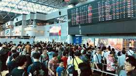 國慶連假　桃機運量較平日成長約1成國慶連假展開，出國人潮湧現。桃園國際機場公司預估7日入出境人數約為12萬7000多人次，其中出境有7萬6000人次，整體旅運量較平日成長約1成。中央社記者邱俊欽桃園機場攝　106年10月7日