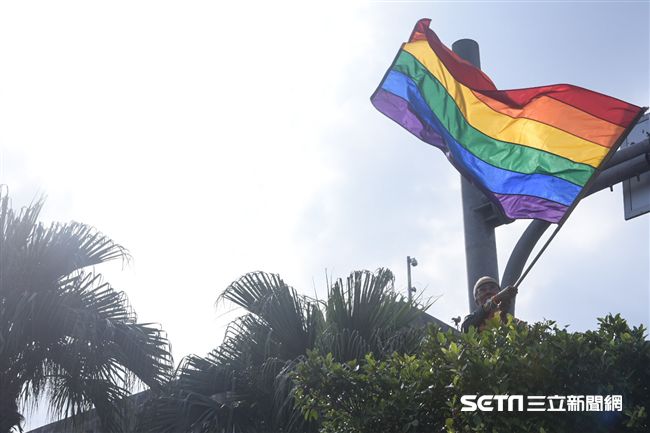 第15屆同志大遊行，參與人數突破歷屆，有12萬人上街讓彩虹旗飛揚。（圖／記者林敬旻攝影）