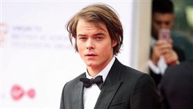 男星查理希頓（Charlie Heaton）要入境時，行李卻被搜出有微量毒品古柯鹼，導致他無法入境，就連劇組的開趴慶功，他也無法出席。（圖／翻攝自新浪微博）