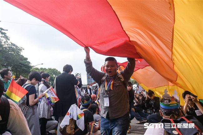 第15屆同志大遊行，參與人數突破歷屆，有12萬人上街讓彩虹旗飛揚。（圖／記者林敬旻攝影）