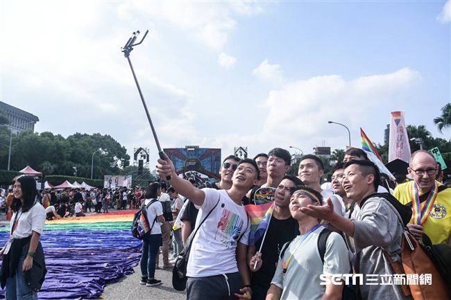 第15屆同志大遊行，參與人數突破歷屆，有12萬人上街讓彩虹旗飛揚。（圖／記者林敬旻攝影）