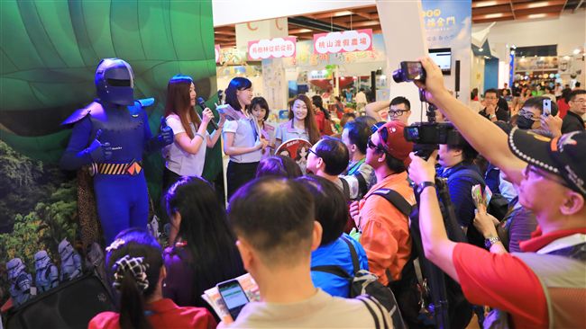 國際旅展內　台灣少女對抗日本戰士？