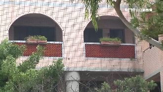 霸凌？高中教室驚見8打1圍毆丟書包