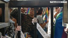 台灣同志大遊行途經教育部，遊行者將紙條貼上教育部圍牆，呼籲各界正視性別平等教育。（圖／葉立斌）