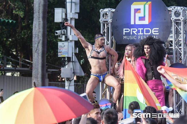 第15屆同志大遊行，不少遊行民眾都發揮創意，盛裝打扮。（圖／記者林敬旻攝影）