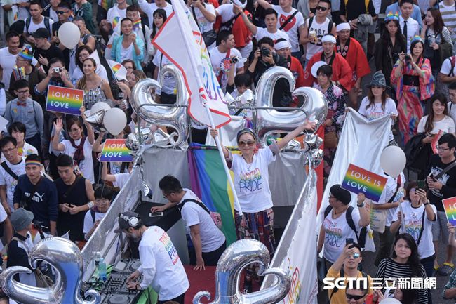 日本歌手米希亞也現身遊行隊伍，為同志權益發聲。 （圖／記者林敬旻攝影）
