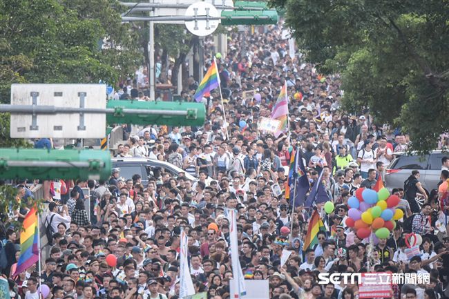 第15屆同志大遊行，參與人數突破歷屆，有12萬人上街讓彩虹旗飛揚。（圖／記者林敬旻攝影）