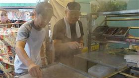  林志穎的哥哥林志杰做腸粉，在四平街擺攤，還有三弟林志鑫也來 ，三兄弟站台。（翻攝自林志穎臉書）