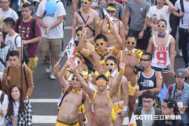 第15屆同志大遊行，不少遊行民眾都發揮創意，盛裝打扮。（圖／記者林敬旻攝影）