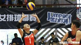 ▲中國人纖廖苡任（左）初登企業排球聯賽舞台。（圖／記者蔡宜瑾攝影）