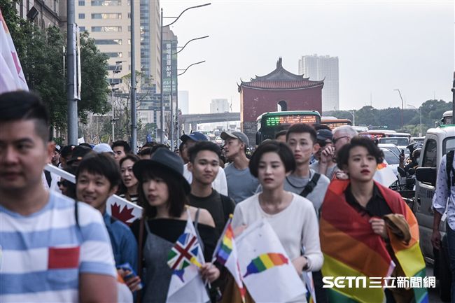 第15屆同志大遊行，參與人數突破歷屆，有12萬人上街讓彩虹旗飛揚。（圖／記者林敬旻攝影）