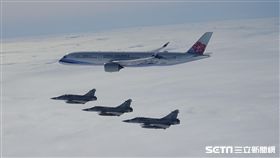 總統蔡英文出訪南太平洋！4架幻象伴飛維護專機安全　空軍司令部提供