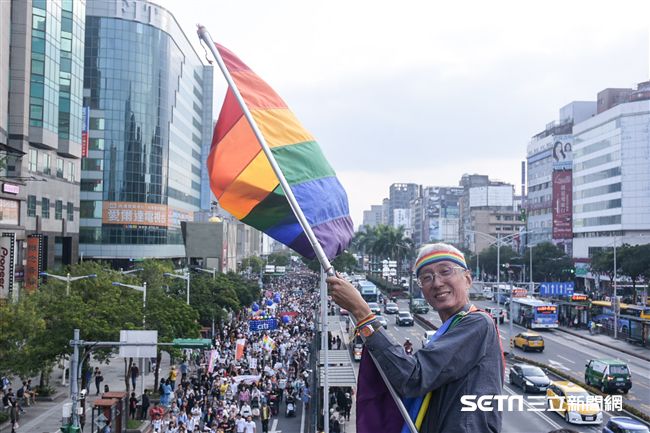 第15屆同志大遊行超過12萬人共襄盛舉，讓同志平權先驅祁家威驚呼：「哪來這麼多Gay！」（圖／記者林敬旻攝影）