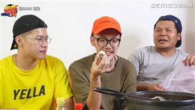 頑GAME吃下有嘔吐果稱的「諾麗果」。（圖／翻攝自頑GAME YouTube）