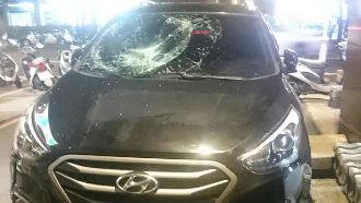 丟「水炸彈」砸車　遭逮竟辯：壓力大