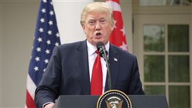 川普讚新加坡  重法治與貿易互惠美國總統川普23日兩度強調，當他談到貿易，最重視「互惠」，他讚賞新加坡的公平貿易與重法治精神。中央社記者鄭崇生華盛頓攝  106年10月24日