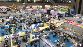 16:9
台北國際旅展湧人潮　全天估10萬人次2017台北國際旅展邁入第2天，逢週末展場湧入大批民眾，主辦單位預估28日將約有10萬人次觀展。中央社記者陳葦庭攝　106年10月28日