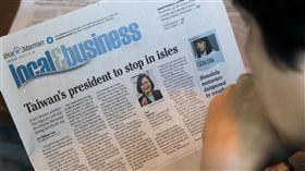 總統出訪過境夏威夷　當地媒體報導（1）總統蔡英文訪問南太平洋友邦，去程過境美國夏威夷。當地報紙報導，蔡英文比美國總統川普先訪問夏威夷，並引述學者看法，指出儘管蔡英文此行是過境，但仍具有外交敏感性。中央社　106年10月29日