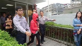 楊妻的母親及哥哥製作完筆錄後在員警陪同下離去。（圖／記者游承霖攝）