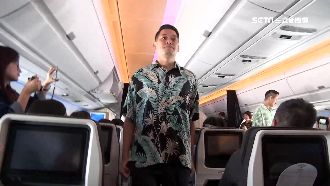 總統出訪團南洋風　連隨扈也穿成這樣