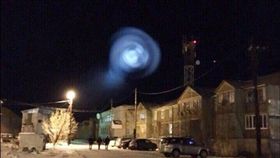 俄羅斯當地時間26日晚間一團神秘且圓潤的白光出現在西伯利亞北部上空，不少目擊者將照片上傳至社群網路並稱「外星人要來了」，讓當地民眾非常緊張。（圖取自《西伯利亞時報》）