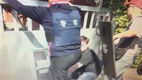 有鑑於歹徒將鐵絲網通電，警方改在鐵門搭設梯子攀爬進入屋內，終於順利逮獲通緝犯。警方提供