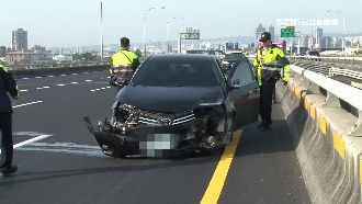 醉男撞救護車逃逸　自撞被同批人救起