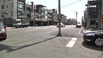 道路拓寬電線桿卻沒內縮　駕駛撞翻天