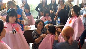 百人捐髮助癌友（1）「助癌友 我可以 第3屆百人捐髮」公益活動29日在台北舉行，逾百名捐贈人現場一起剪下30公分長髮送愛，盼幫助更多癌友勇敢面對疾病。中央社記者孫仲達攝　106年10月29日