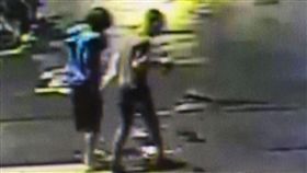 監視器錄下2人身影。（圖／翻攝畫面）