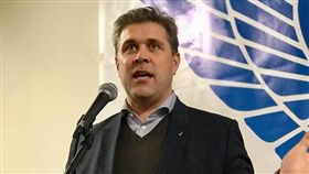 貝尼狄克遜（Bjarni Benediktsson）
https://www.facebook.com/bjarni.benediktsson.5/photos/a.254388868031006.1073741827.224191877717372/1102870846516133/?type=3&theater