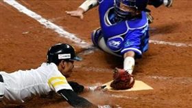 7局下的關鍵PLAY（圖／翻攝自推特）