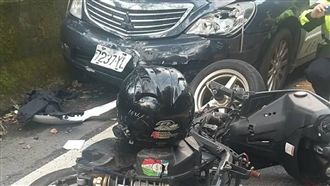 北宜騎士過彎壓車失控　慘摔直撞警車