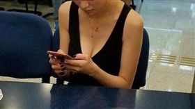 辣妹穿超深V到警局求助　值班員警凍未條掏機猛攝
圖／翻攝自微博
