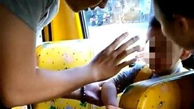 小隊長細心地檢查李童有無外傷。（圖／翻攝畫面）